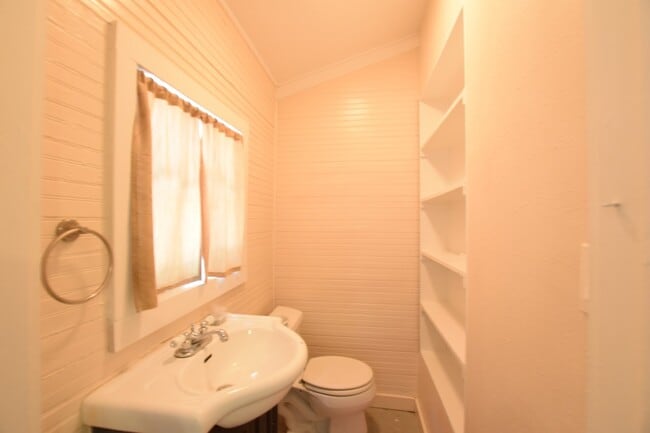 Building Photo - Charming 3 Bed 1.5 Bath Town Home for Rent...