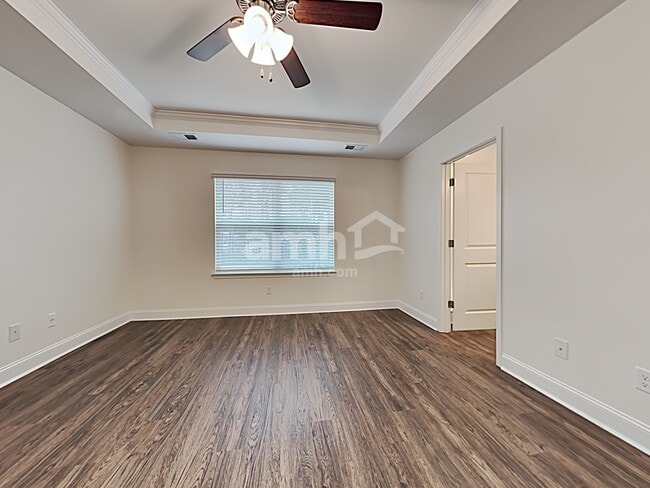 Building Photo - 617 W Lionel Rd