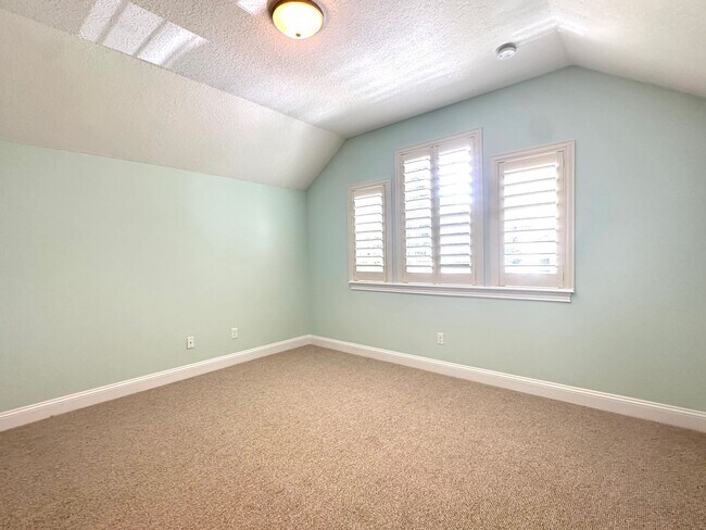 Building Photo - 4 Bed/3 Bath Coastal Beauty!
