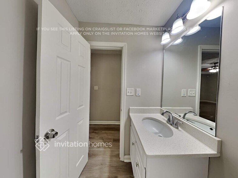 Building Photo - 300 E Country Woods Dr