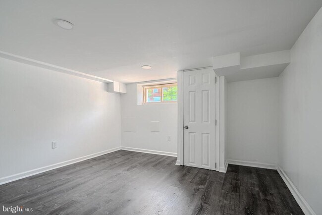Building Photo - 709 N Linwood Ave