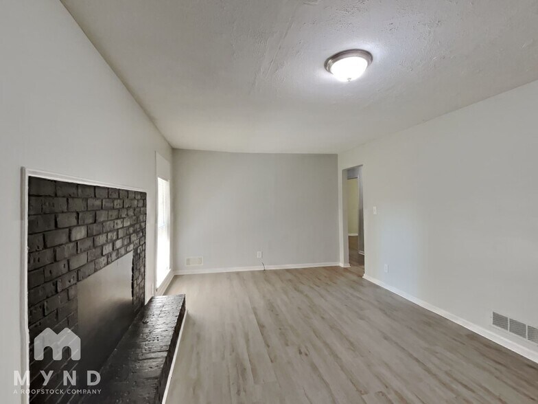 Building Photo - 2121 W Chester Cir SE