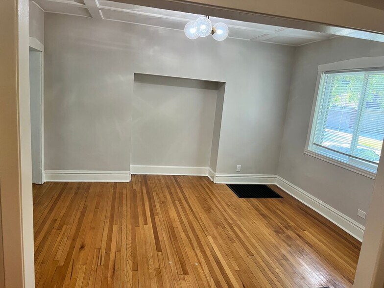 Building Photo - 544 Lyman Ave
