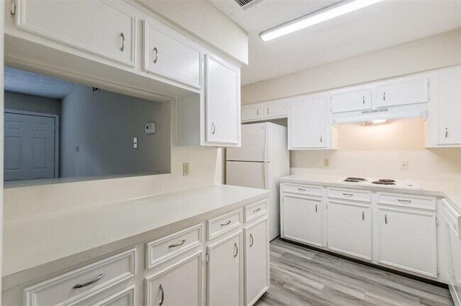 Building Photo - 3004 Beecave Dr