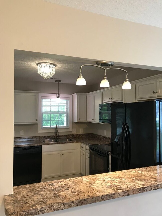 Building Photo - Super Sweet on Streamwood