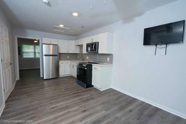 Building Photo - Newly Renovated 1-Bedroom Apartment Available