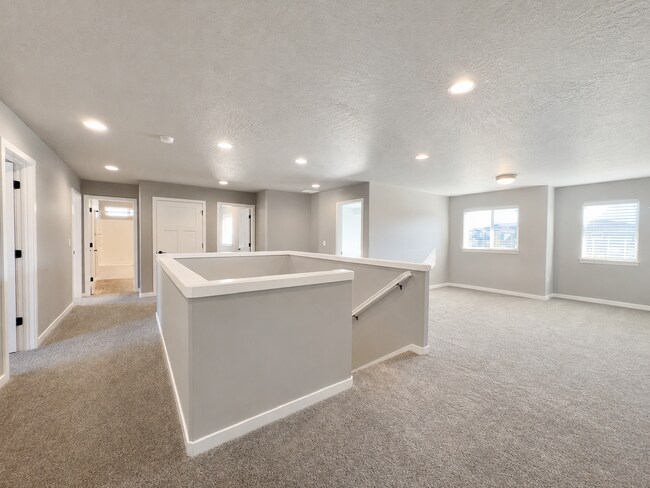 Building Photo - 1816 S Ridgetop Dr