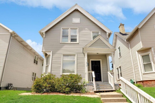 Primary Photo - 2407 N Oakland Ave