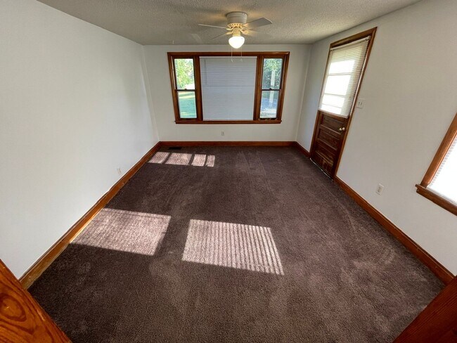 Building Photo - Great Location Private Setting Home For Rent