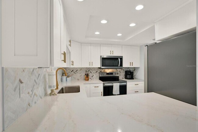 Building Photo - 7530 Sunshine Skyway Ln S