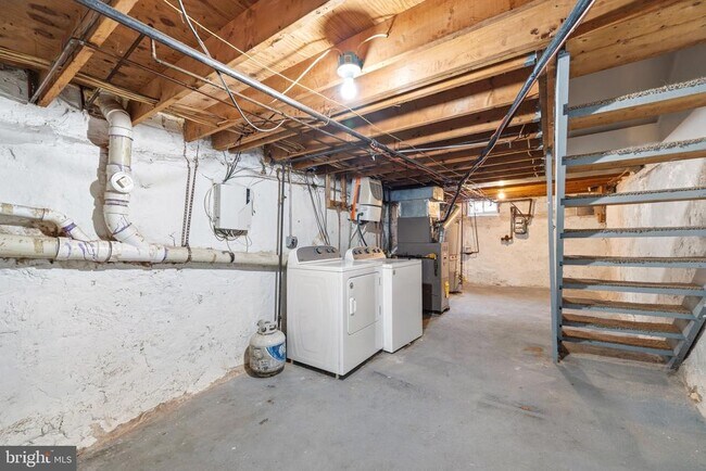 Building Photo - 928 N Bambrey St
