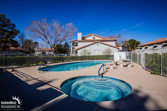 Building Photo - Charming 2Bdm 2Ba Upstairs Condo with Fireplace in Baycliff Creeks at The Lakes!