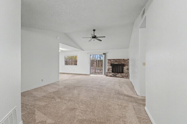 Building Photo - Sweet 3-Bedroom With a Fireplace Vibe