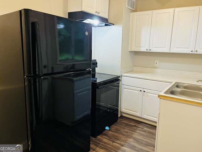 Building Photo - 6100 E Fayetteville Dr