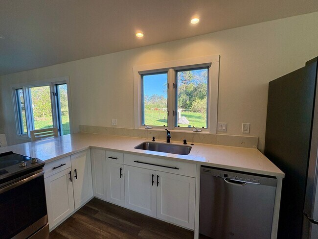 Building Photo - Private 3 bdrm custom home on acreage