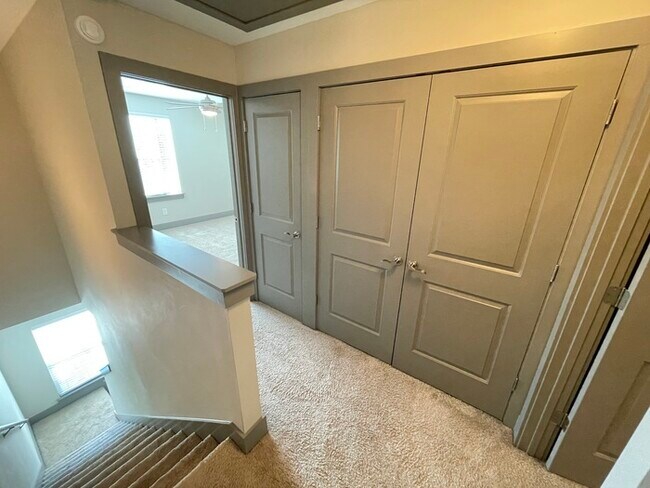 Building Photo - Bristol Creek 2 bedroom unit with fenced p...