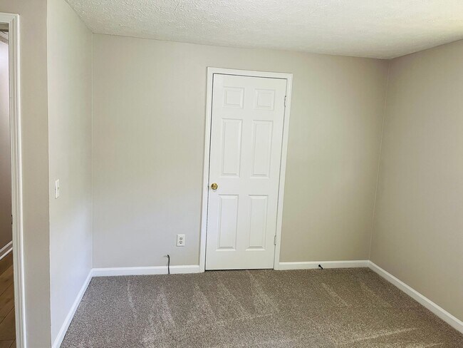 Building Photo - Wow! Check out this charming 4-bedroom, 1-...