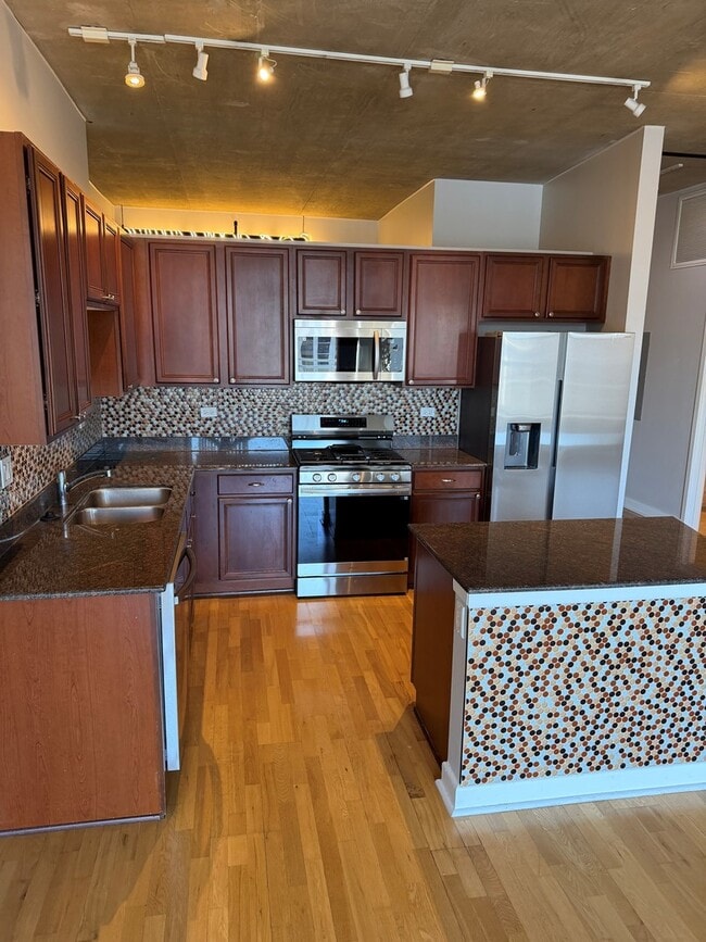 Building Photo - 1305 S Michigan Ave