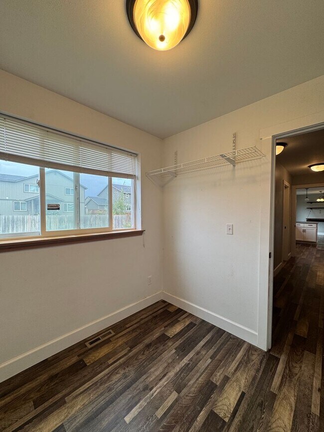 Building Photo - HUGE PET FRIENDLY Rental