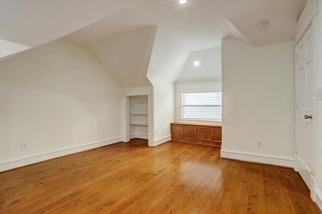Building Photo - 1847 Cortlandt St