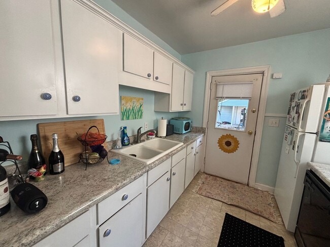 Building Photo - Rosewood Cutie