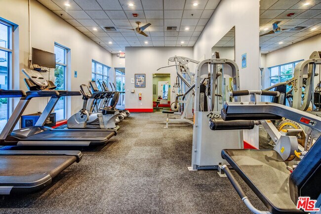 Building Photo - 645 W 9th St