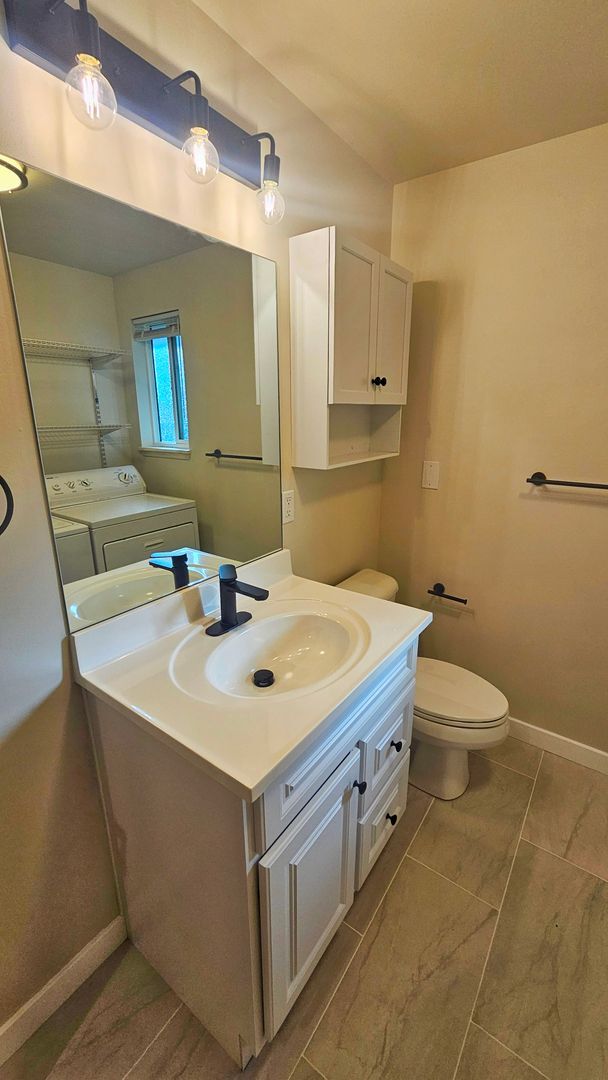 Building Photo - Beautifully Remodeled 3 Bed 2 Bath Rambler in Eastgate, Bellevue