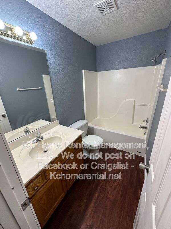 Building Photo - 1006 W Royle St