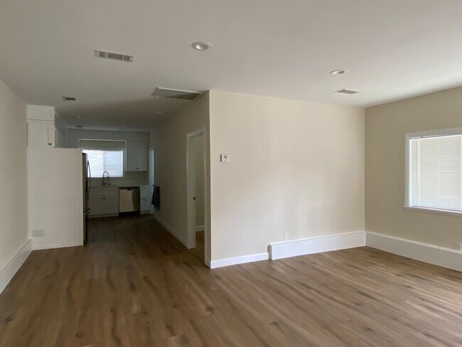 Building Photo - 1341 N Coronado St