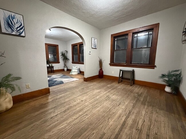 Building Photo - 2 bed, 1 bath home for rent in Waterloo