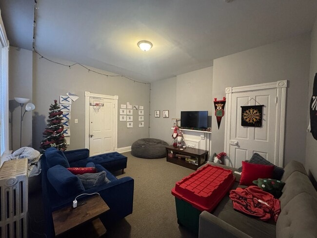 Building Photo - 7 bedroom/ 3bath Mins. from UC + Med Campu...