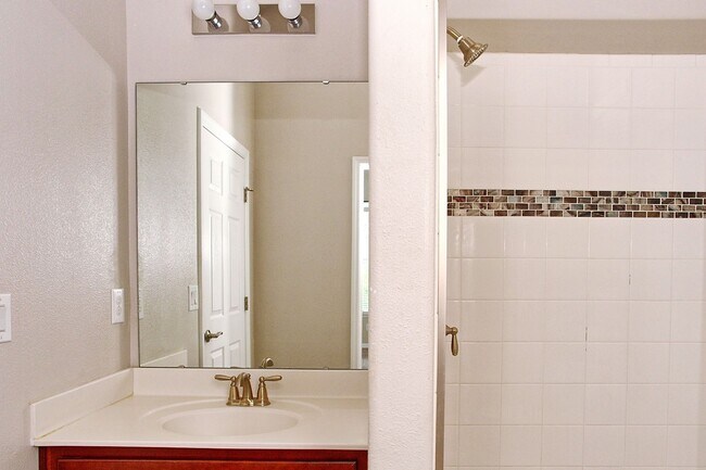Building Photo - Beautiful 4 bed 3 bath w/loft, 2 story hom...
