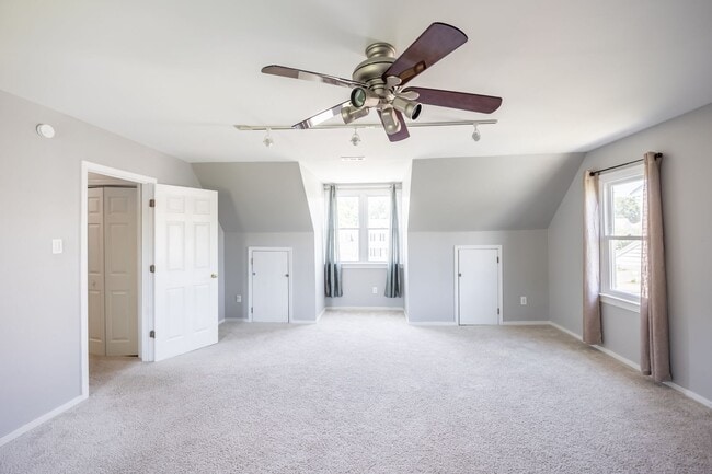 Building Photo - Large 4 Bedroom, 2.5 Bathroom Home in Mech...