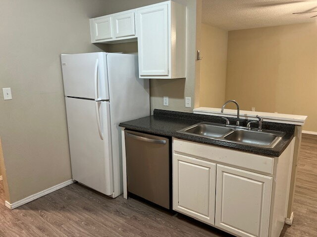 Building Photo - "Charming 3-Bedroom with 2 Full Baths in F...