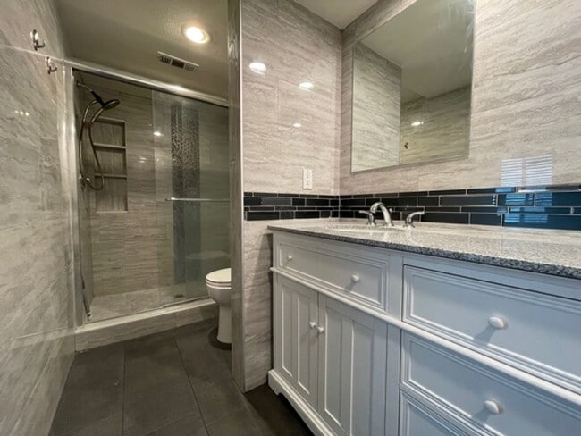 Building Photo - BEAUTIFUL 4 BEDROOM + 3 BATHROOM HOUSE IN SANTA CLARITA AVAILABLE NOW!