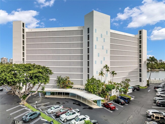 Building Photo - 9101 E Bay Harbor Dr