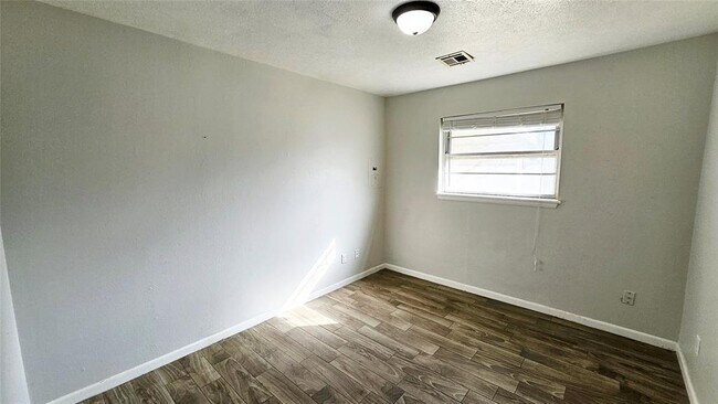 Building Photo - 1220 N Warren Ave
