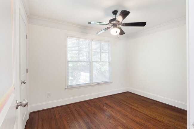 Building Photo - Updated 3/2 Bungalow w/ Large Backyard & M...