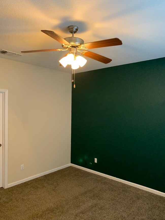 Building Photo - 3 Bedroom 2 Bath