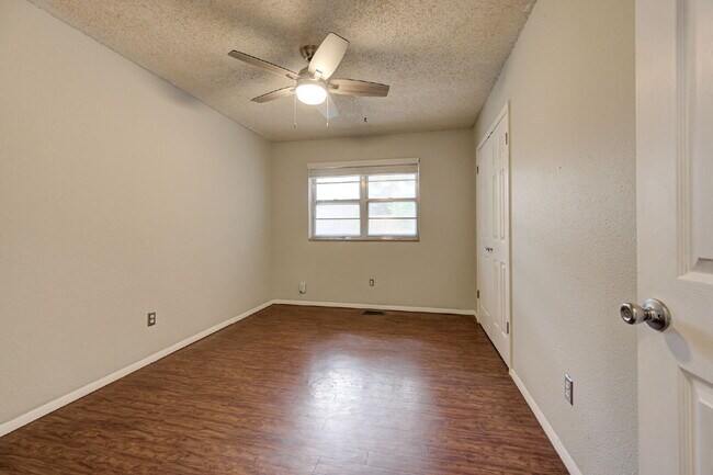 Building Photo - Rollingwood Beauty!