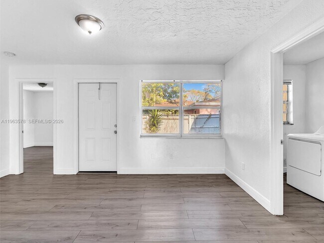 Building Photo - 2512 NW 9th Pl