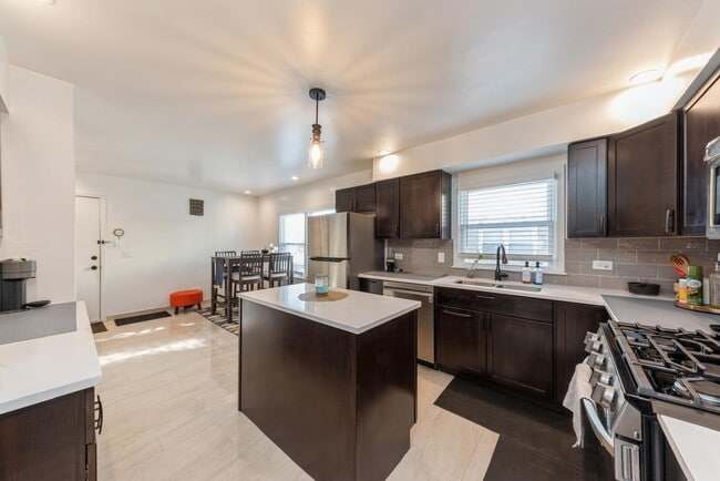 Building Photo - 856 E Capri Dr