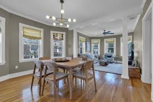 Building Photo - Large 5 Bedroom Unit in Brookline. Steps f...