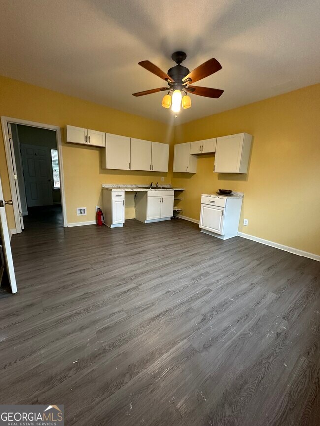 Building Photo - 1943 Oakbluff Way SW