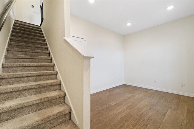 Building Photo - Beautiful, updated 3 bedroom townhome!
