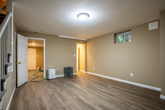 Building Photo - Charming 3 BR/3 BA Semi-Detached Home in F...