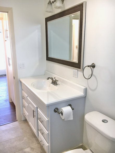 bathroom - 2821 1/2 S Sycamore Ave