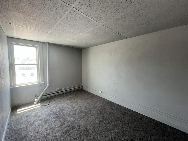 Building Photo - 714 W Poplar St