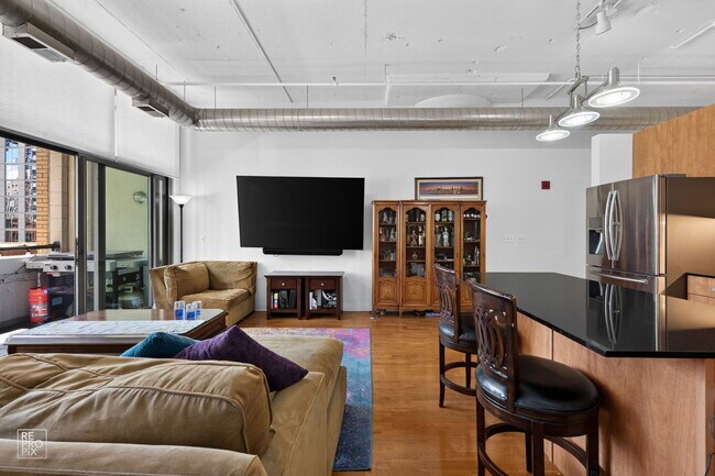 Building Photo - 565 W Quincy St