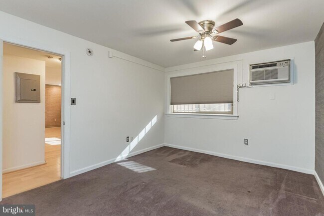 Building Photo - Modern 2-Bedroom Apartment with In-Unit La...